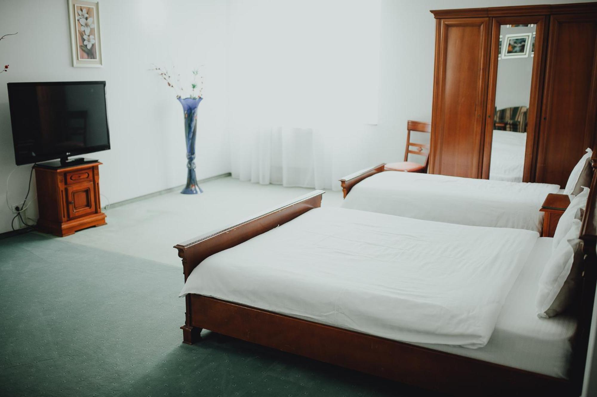 Hotel Bavaria Craiova Kültér fotó